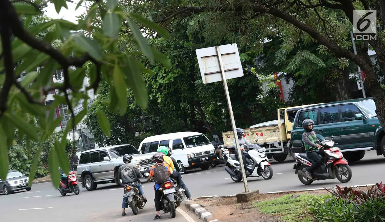 Pengendara sepeda motor melawan arus untuk memutar balik di kawasan Cilandak, Jakarta, Kamis (31/1). Selain melanggar hukum, perilaku buruk pemotor berpotensi membahayakan keselamatan diri sendiri serta pengendara lain. (Liputan6.com/Immanuel Antonius)