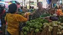 Pedagang melayani pembeli saat membeli sembako di Pasar Kebayoran Lama, Jakarta, Kamis (2/5/2019). Harga kebutuhan pokok mengalami kenaikan menjelang bulan suci Ramadan. (Liputan6.com/JohanTallo)