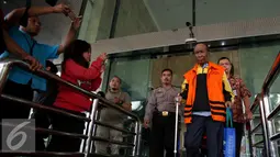 Mantan Direktur Pengelola Informasi Administrasi Ditjen Dukcapil Kemendagri, Sugiharto usai menjalani pemeriksaan KPK, Jakarta, Jum'at (21/10). Sugiharto diperiksa sebagai tersangka terkait kasus korupsi pengadaan e-KTP (Liputan6.com/Helmi Afandi)