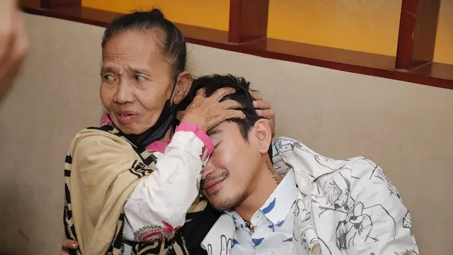 6 Potret Hangat Bio One dan Istri Mendiang Gepeng Srimulat, Bak Anak Kandung