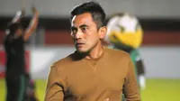 Ekspresi pelatih PSS Sleman, Seto Nurdiyantoro di tengah lapangan Stadion Maguwoharjo, usai pertandingan melawan PSM Makassar, Jumat (23/8/2019). (Bola.com/Vincentius Atmaja)