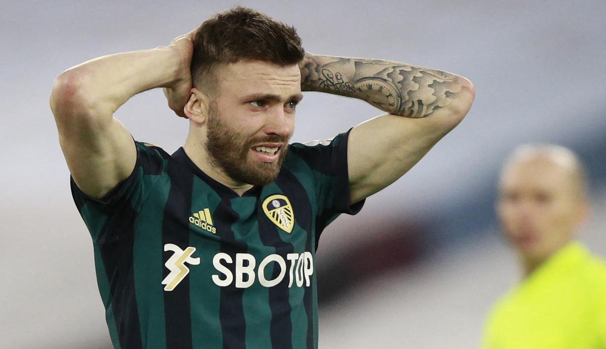 Stuart Dallas. Bek sayap yang juga dapat beroperasi sebagai gelandang ini sangat diandalkan musim lalu. Terbukti ia tidak pernah absen di seluruh laga Premier League bersama Leeds United musim lalu. (Foto: AFP/Pool/Ian Walton)