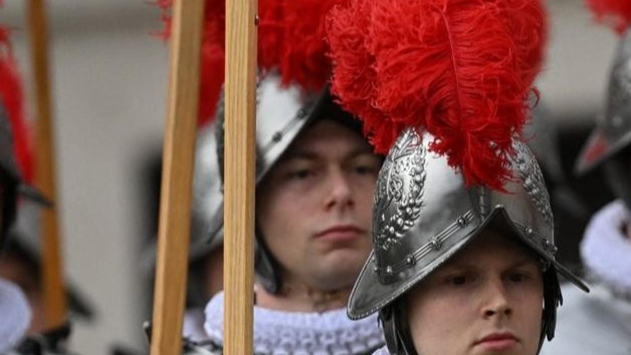 Barisan pasukan pengawal Swiss berdiri di alun-alun Santo Petrus di puncak perayaan Pekan Suci, di Vatikan pada (31/3/2024). Foto : Tiziana FABI / AFP