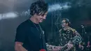 <p>"Persiapan tepokbulu 3 juli. &bull; karena @helvi.sj ku menjadi gitaris &bull; apa itu bass!?! Udah berat senar cuma empat! &bull; @erosscandra tengkiu strap nya yak lav ❤️ 📸ciamiks dari @aaanggaaa21," tulis Vincent dalam keterangan foto yang diunggah. (Instagram/vincentrompies)</p>
