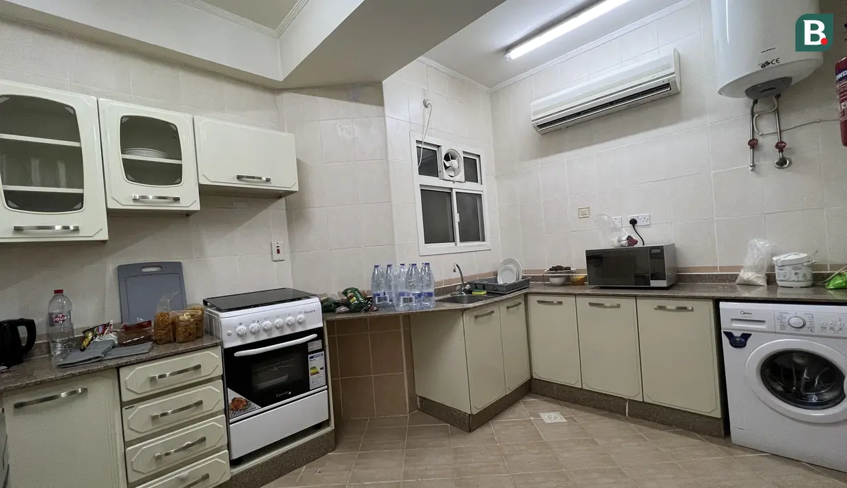 Fasilitas dapur tak kalah memanjakan tim peliput. Didalamnya terdapat  kompor dengan 4 tungku, kulkas dua pintu, setrika, microwave dan tentu saja pemanas air serta peralatan makan. (Bola.com/Ade Yusuf Satria)