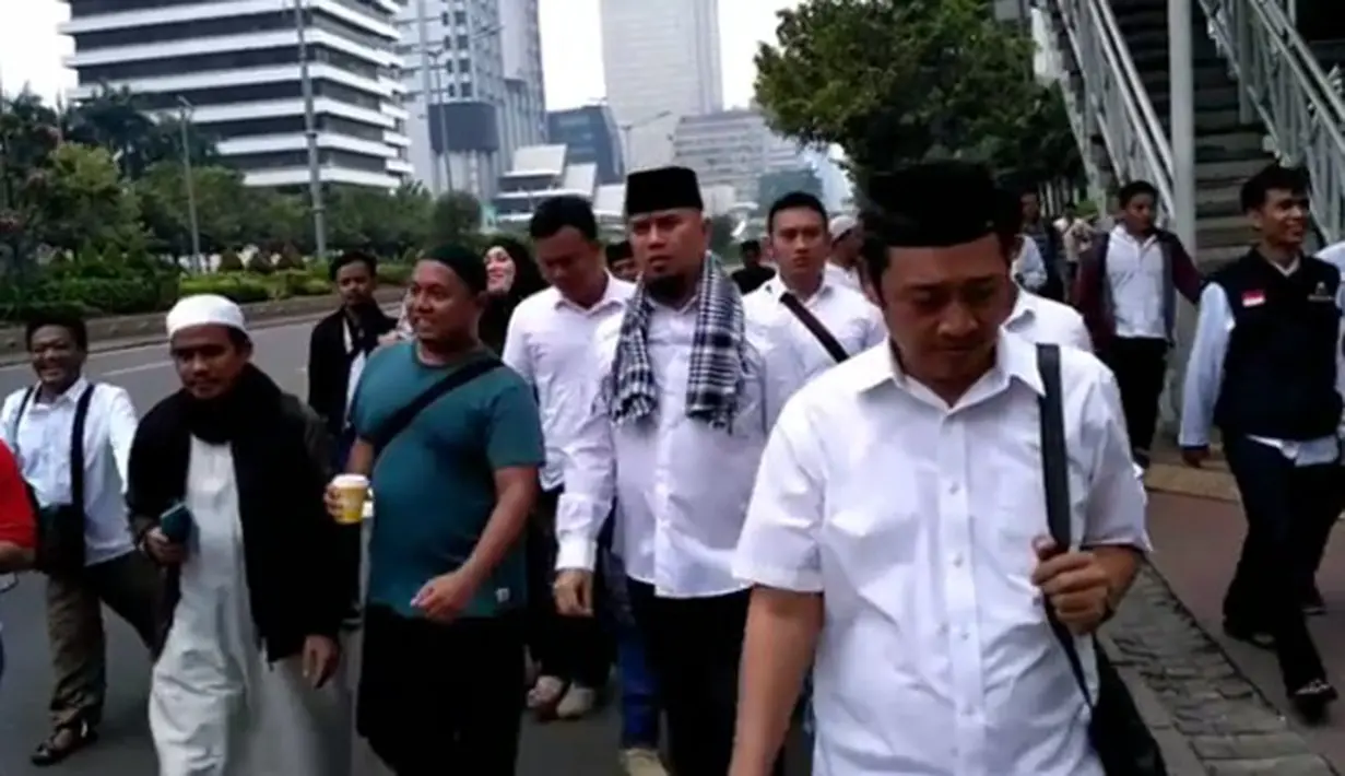 "Bismillah, Istiqlal kami datang #demo4november" tulis ahmaddhaniprast dalam vidio yang diunggah saat berjalan menuju Istiqlal sebelum melakukan orasi. (Instagram/ahmaddhaniprast)