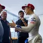 Marc Marquez (kanan) sedang bicara dengan legenda F1, Niki Lauda (AFP)