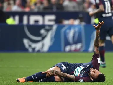 Bek Paris Saint-Germain asal Brasil, Daniel Alves kesakitan saat melawan Les Herbiers pada laga Piala Prancis di Stade de France, Saint-Denis, (8/5/2018). Alves terancam gagal ikut Piala Dunia 2018. (AFP/Franck Fife)