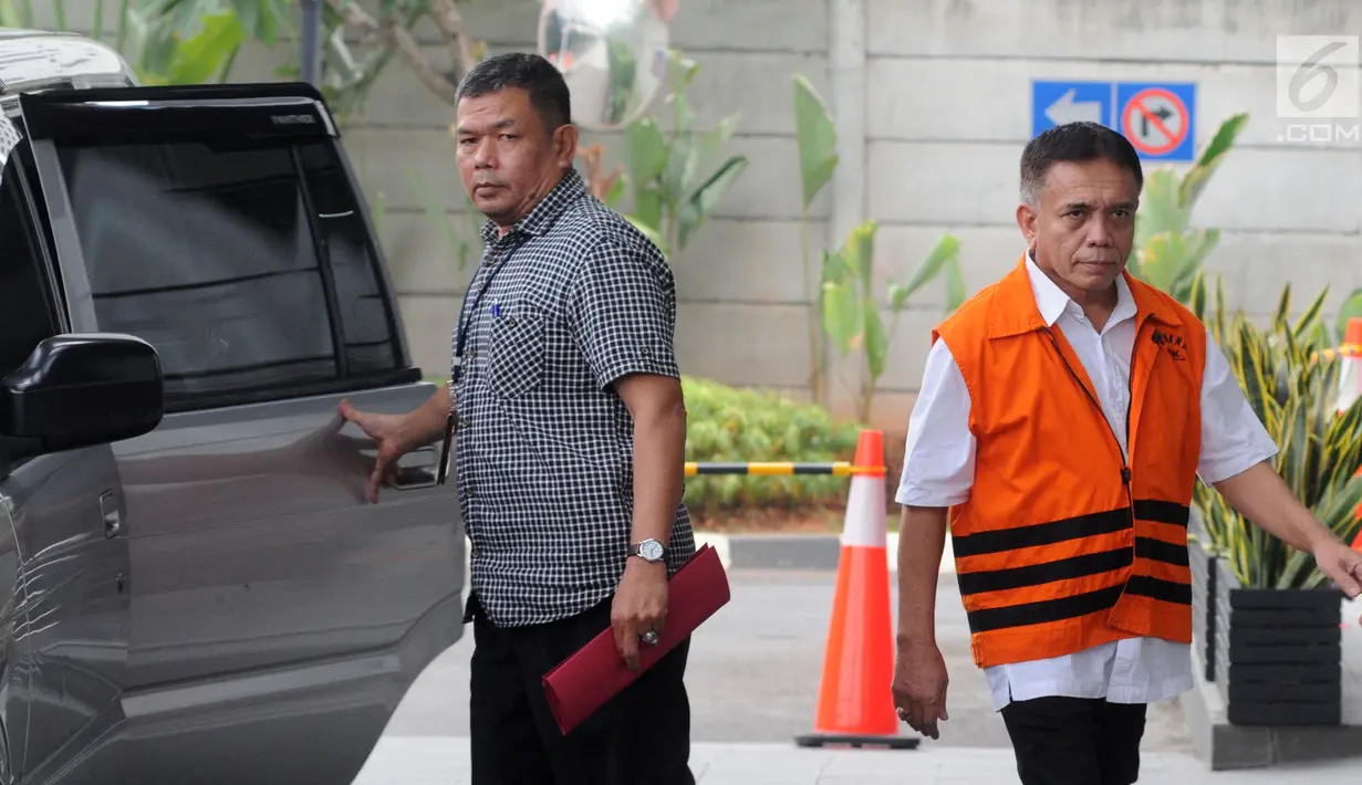 Gubernur Aceh nonaktif Irwandi Yusuf (kanan) bersiap menjalani pemeriksaan di Gedung KPK, Jakarta, Rabu (17/10). KPK menetapkan Irwandi sebagai tersangka kasus dugaan gratifikasi proyek pembangunan Dermaga Sabang. (Merdeka.com/Dwi Narwoko)