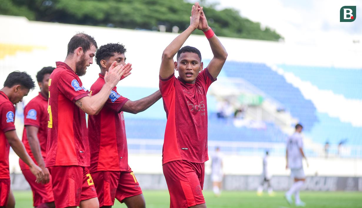 Momen respect juga ditunjukkan oleh pemain Arema FC, Iksan Lestaluhu setelah mencetak dua gol ke gawang Madura United. Ia memberikan gestur meminta maaf saat berselebrasi usai membobol gawang mantan klubnya tersebut. (Bola.com/Iwan Setiawan)