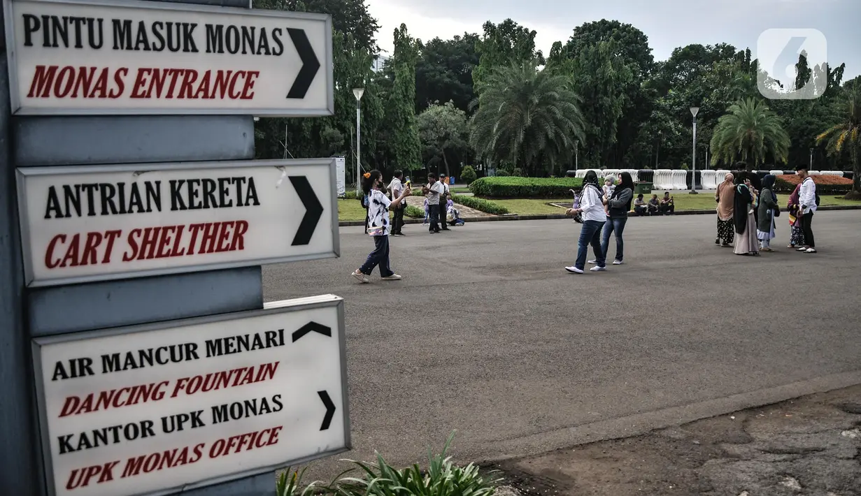 Warga saat berkunjung pada hari perdana uji coba pembukaan Monumen Nasional (Monas), Jakarta Pusat, Kamis (16/6/2022). Pasca ditutup sejak 2020 akibat pandemi Covid-19, Pemerintah Provinsi DKI Jakarta melakukan uji coba pembukaan kawasan wisata Monas secara bertahap dan terbatas yang dimulai dari kawasan luar tugu. (merdeka.com/Iqbal S Nugroho)