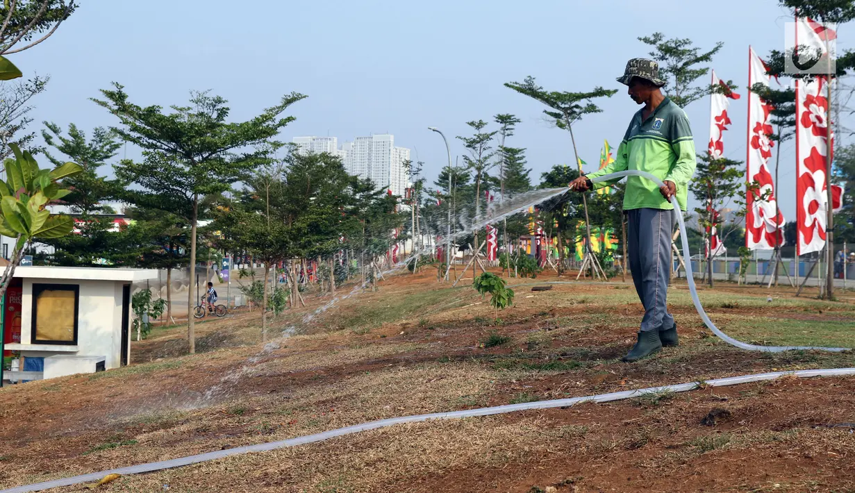 Salah satu petugas melakukan penyiraman taman di area RTH/RPTRA Kalijodo, Jakarta. Selasa (24/7). Sebelumnya, warganet ramai membahas di media sosial ihwal kondisi RTH dan RPTRA Kalijodo yang terlihat terbengkalai. (Liputan6.com/Helmi Fithriansyah)