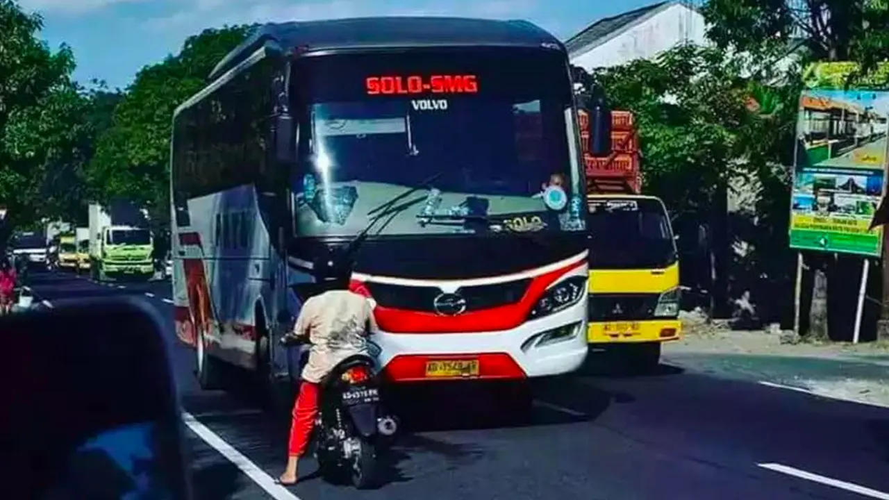 9 Momen Santai Emak-Emak Saat di Jalan, Lucu tapi Bikin Geregetan