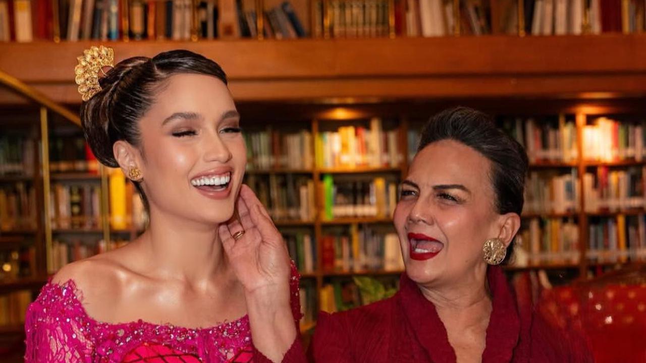 7 Potret Cinta Laura Tampil Elegan dalam Kebaya Merah Muda di Hari Kartini