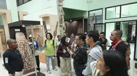 Musisi Muda Temu Seni Kunjungi Loka Budaya Museum Cenderawasih Saksikan Koleksi Benda Budaya Papua Bersama Antropolog dan Kepala Museum Enrico Kondologit