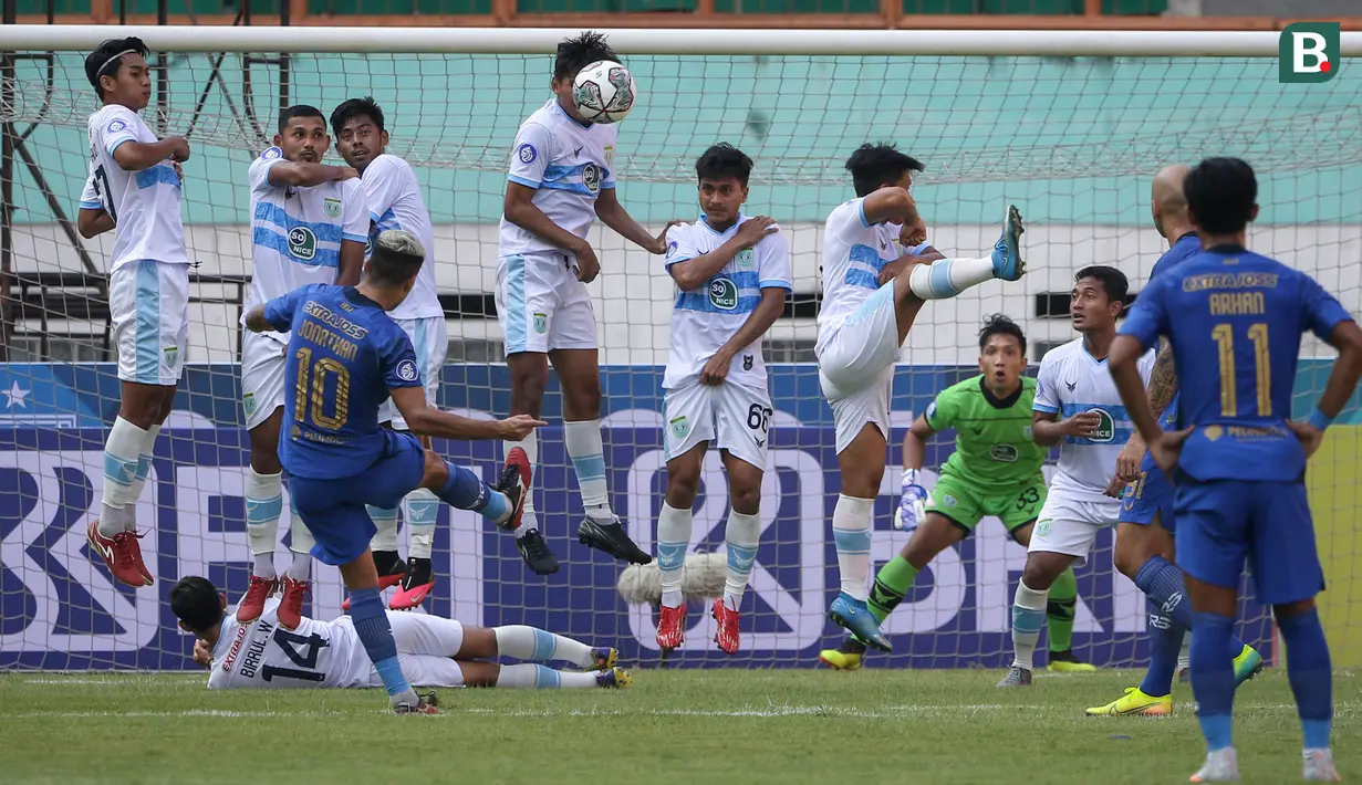 Penyerang PSIS Semarang, Jonathan Eduardo Zorilla (10) melakukan tendangan bebas ke gawang Persela Lamongan dalam laga pekan pertama BRI Liga 1 2021/2022 di Stadion Wibawa Mukti, Cikarang, Sabtu (04/09/2021). (Bola.com/Bagaskara Lazuardi)