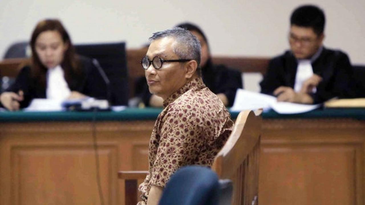 Sidang perdana Alex Usman terkait korupsi UPS