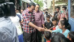 Cagub DKI Basuki Tjahaja Purnama ( Ahok ) menyapa warga saat blusukan ke wilayah Cililitan, Jakarta, Rabu (28/12). Dalam blusukannya tersebut Ahok mencari tahu permasalahan banjir di Cililitan Kecil. (Liputan6.com/Yoppy Renato)