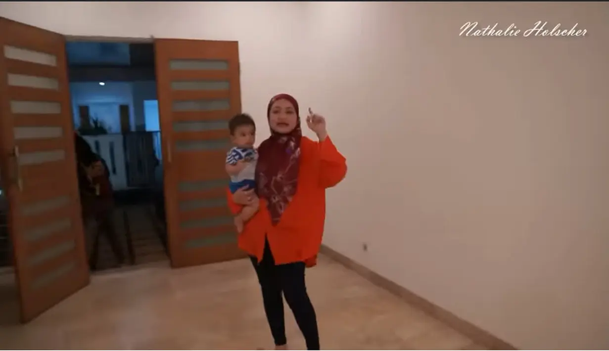 (Youtube/NATHALIE HOLSCHER)