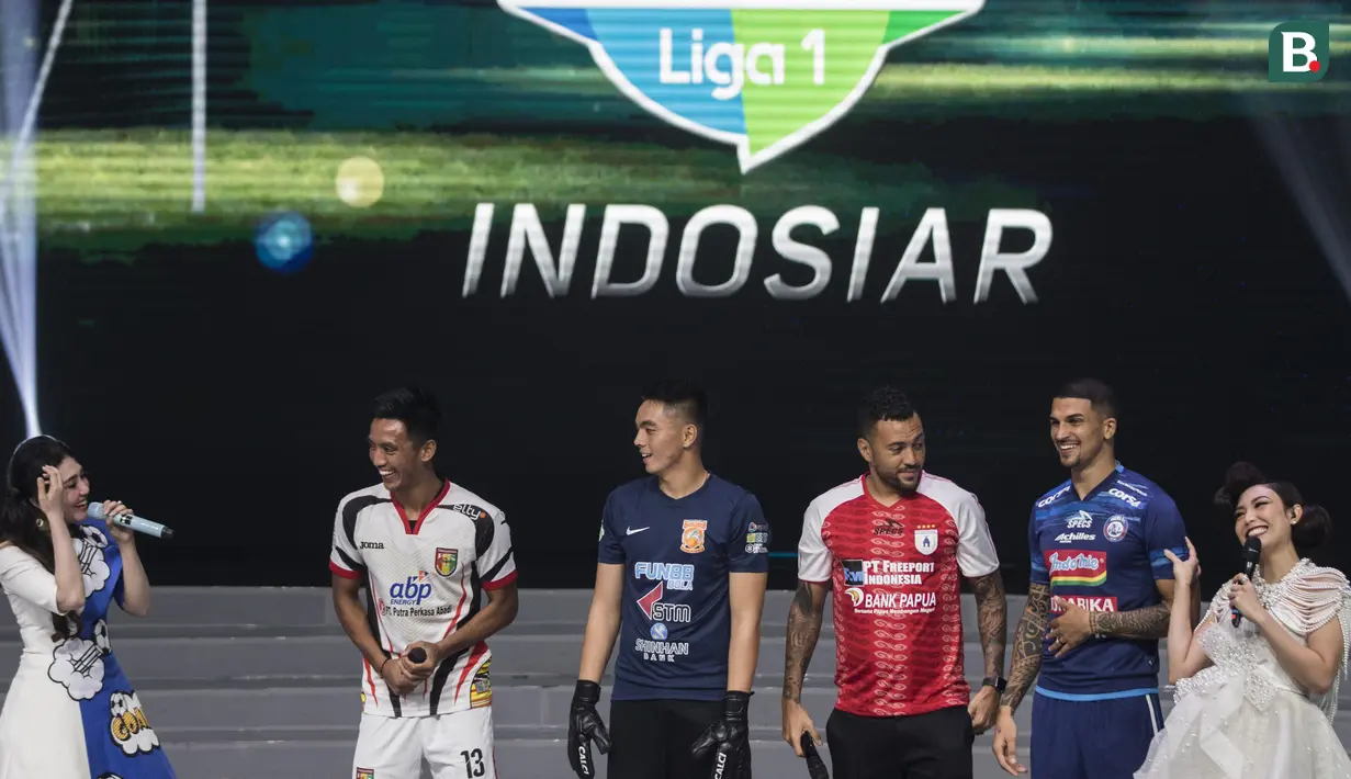 Pemain Mitra Kukar, Bayu Pradana usai duet nyanyi bareng Via Vallen pada acara peluncuran Liga 1 Indonesia di Studio 5 Indosiar, Jakarta, Senin (19/3/2018). Liga 1 nantinya akan diikuti oleh 18 klub. (Bola.com/Vitalis Yogi Trisna)