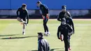Para pemain Barcelona serius menjalani sesi latihan jelang Final Piala Dunia Antarklub  melawan tim Argentina, River Plate di Yokohama, Tokyo, Jepang, (18/12). (REUTERS/Yuya Shino)
