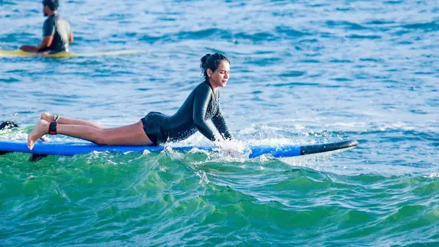 Sahila Hisyam lakoni olahraga surfing (Instagram/sahilahisyam)