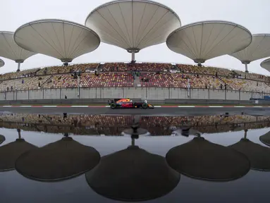 Refleksi pebalap Red Bull asal Australia, Daniel Ricciardo dan Sirkuit Shanghai pada sesi latihan bebas F1 GP China di Shanghai, (7/4/2017). (AFP/Johannes Eisele)