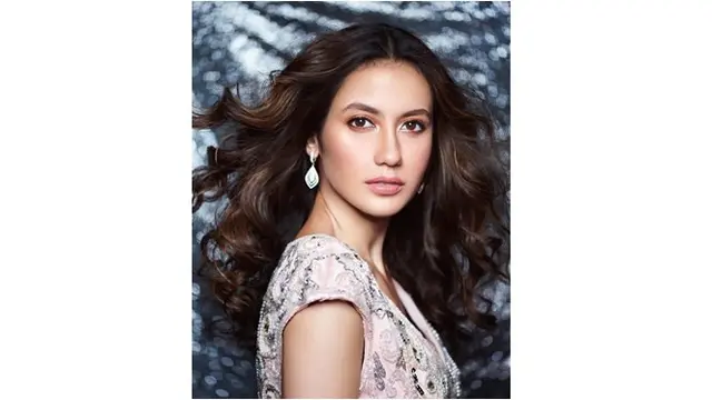 Saat pemotretan Pevita Pearce tampil dengan riasan tebal, kali ini ia tampak cantik dengan matte makeup.