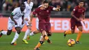 Francesco Totti melakukan tendangan penalti ke gawang Cesena sekaligus mengubah skor menjadi 2-1 untuk kemenangan AS Roma pada perempat final Coppa Italia di Olimpico stadium, Rome,  (1/02/2017).  (EPA/Ettore Ferrari)