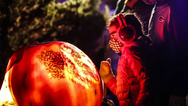 FOTO: Jelang Halloween, Labu Ukiran Tangan Dipamerkan di Malam 1.000 Jack-O'-Lantern
