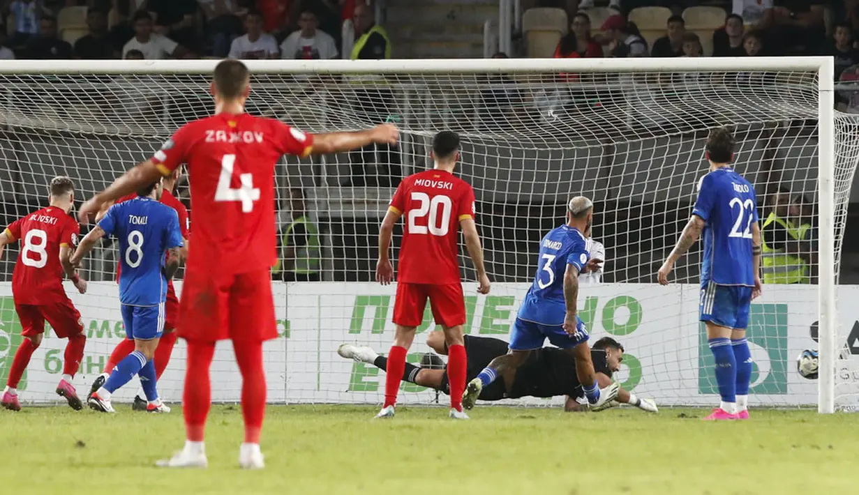 Pemain Makedonia Utara, Enis Bardhi, mencetak gol ke gawang Enis Bardhi pada laga Grup C Kualifikasi Euro 2024 di Tose Proeski Arena, Makedonia Utara, Minggu (10/9/2023). (AP Photo/Boris Grdanoski)