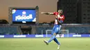 Bek timnas Paraguay, Gustavo Gomez berselebrasi setelah mencetak gol pembuka ke gawang Peru pada perempat final Copa America 2021 di Estadio Olimpico Pedro Ludovico, Brasil, Sabtu (3/7/2021) dini hari WIB. Peru mengalahkan Paraguay dalam drama adu penalti dengan skor 4-3. (AP Photo/Andre Penner)