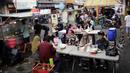 <p>Sejumlah pedagang kaki lima (PKL) berjualan di kawasan Pasar Lama Tangerang, Banten, Sabtu (18/9/2021). Pemerintah akan meluncurkan program Bantuan Langsung Tunai (BLT) untuk 1,2 juta PKL dan pemilik warteg dengan total Rp 1,2 triliun pada pekan depan. (Liputan6.com/Angga Yuniar)</p>