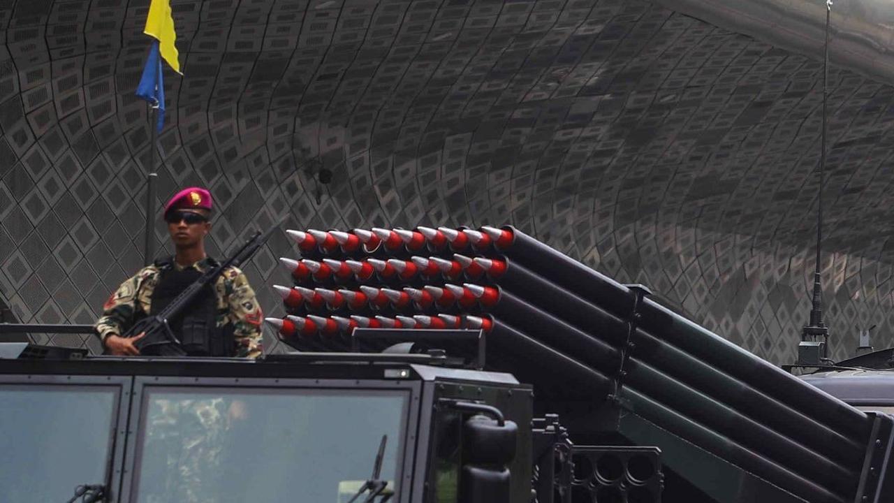 Selain itu, kehadiran RM-70 Multi Launch Rocket System milik Marinir TNI AL dalam parade ini telah melengkapi sistem pertahanan RI.