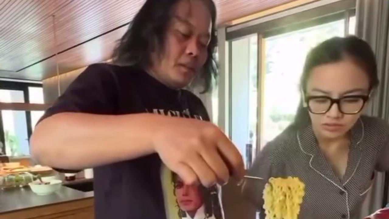 Bukti Disayang Mertua, 7 Potret Akrab Mahalini dan Sule - Penuh Humor Receh Saat Memasak