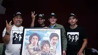 "Kalau dari XXI yang hari pertama itu rekor 237 ribu, terus hari kedua 400 ribu, terus hari ketiga 500 ribuan, Hari keempat 540 ribu, hari kelima 550 ribu," terang Frederica selaku Produser usai menggelar syukuran. (Nurwahyunan/Bintang.com)