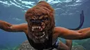 Seorang pria yang mengenakan kostum Halloween berenang di sepanjang pantai kota Batroun, Lebanon utara, pada Kamis (28/10/2021). Setiap tanggal 31 Oktober berbagai orang di belahan dunia biasa merayakan Halloween, hari yang identik dengan horor dan hal menakutkan. (Ibrahim Chalhoub/AFP)