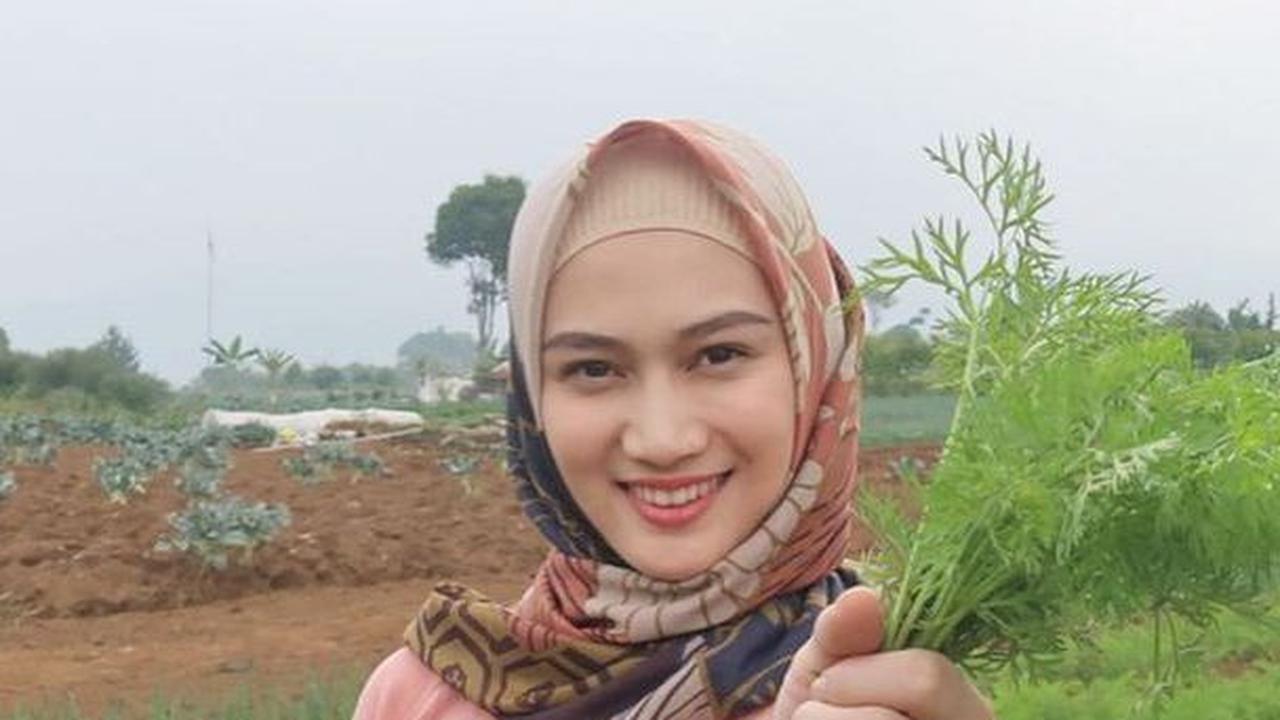 Melody Laksani terlihat sangat bahagia ketika sedang menanam wortel.