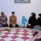  dan bertemu dengan keluarga dari almarhum Ketua Komisi Pemilihan Umum (KPU), Husni Kamil Manik  (Setpres/Biro Pers)