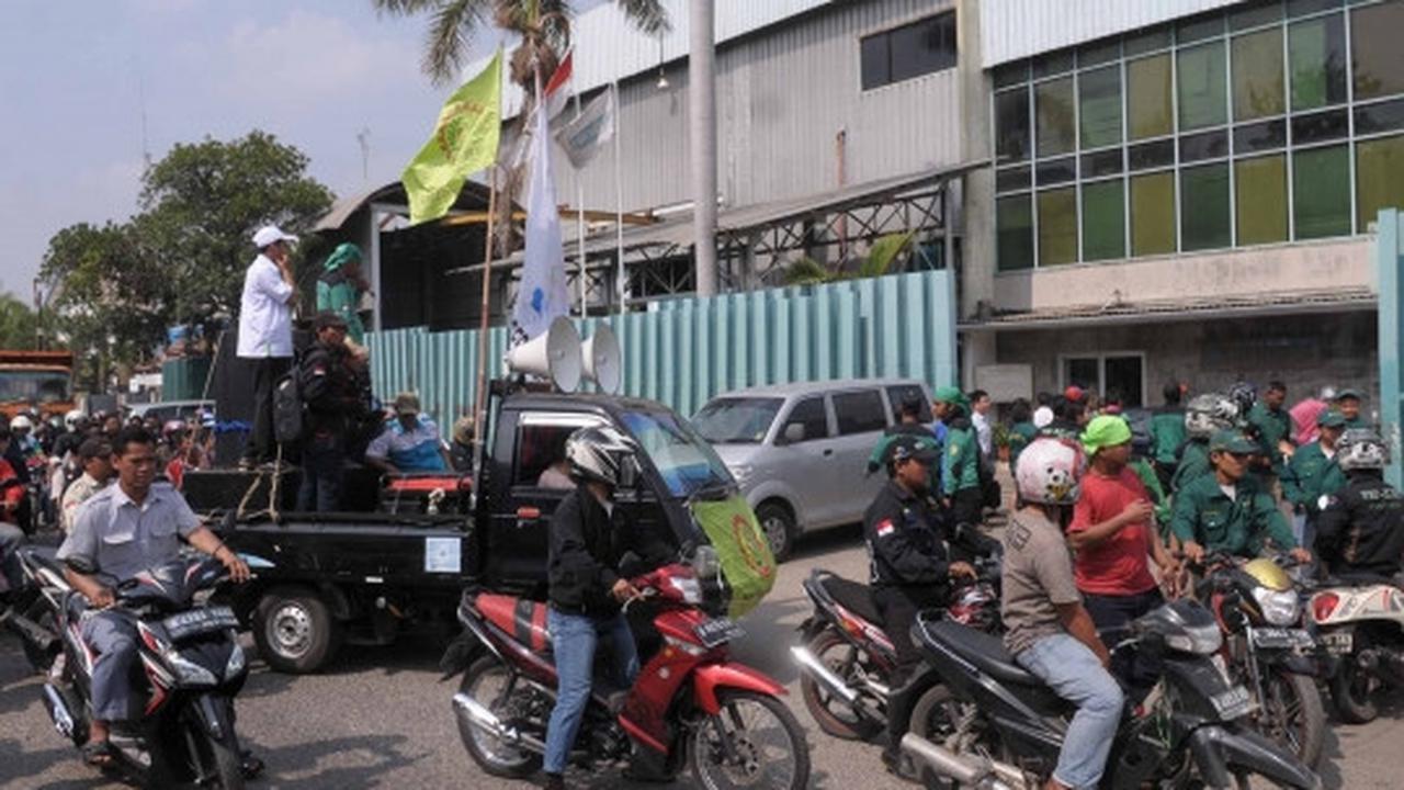 Aksi buruh Pulogadung sweeping pabrik pakai motor mewah
