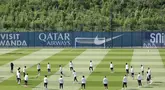 Para pemain Paris Saint-Germain (PSG) mengambil bagian dalam sesi latihan menjelang pertandingan leg kedua semifinal Liga Champions 2024/2025 melawan Arsenal, di tempat latihan klub di Poissy, sebelah barat Paris, pada 6 Mei 2025. (FRANCK FIFE/AFP)