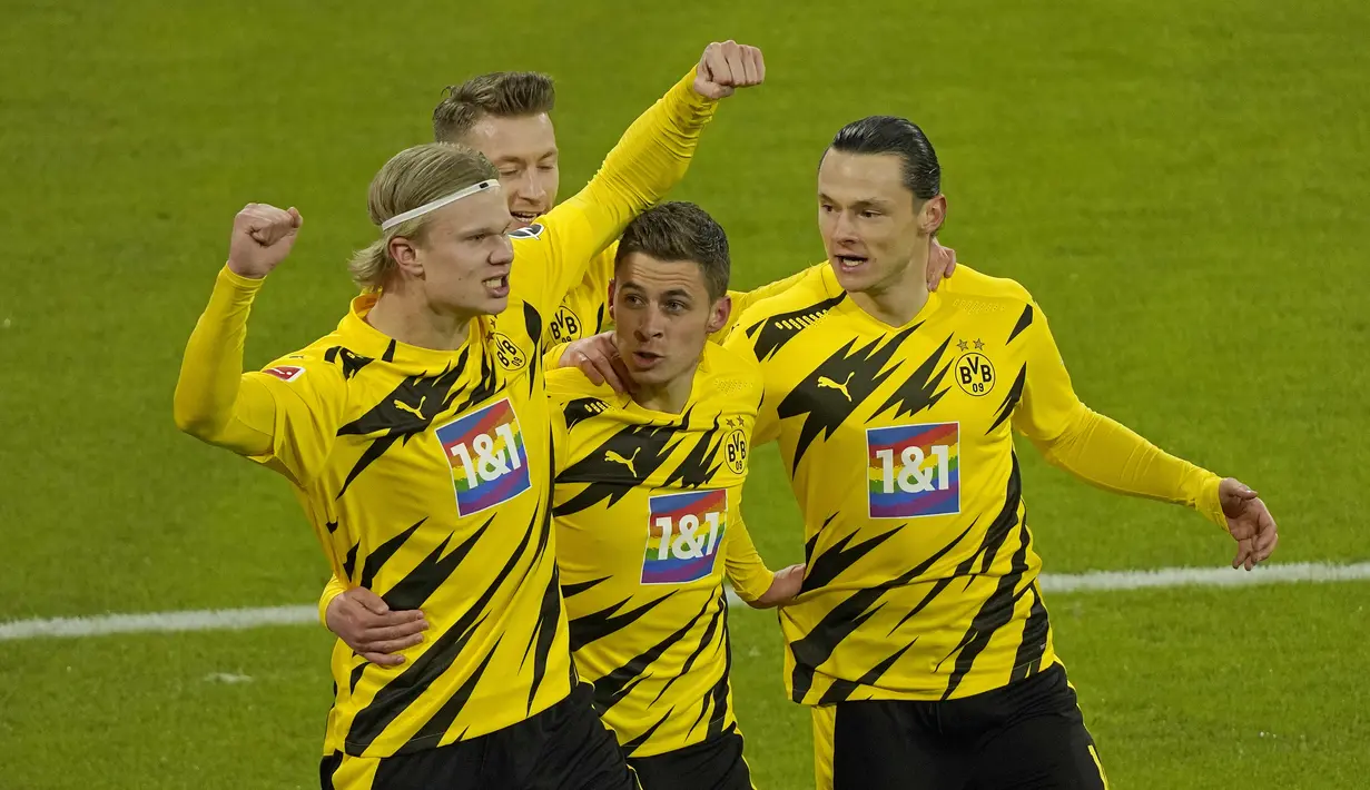 Penyerang Borrusia Dortmund, Erling Haaland (kiri) berselebrasi usai mencetak gol ke gawang Bayern Munchen pada pertandingan lanjutan Bundesliga Jerman di Allianz Arena di Munich, Minggu (7/3/2021). Haaland mencetak dua gol dipertandingan ini. (Guenter Schiffmann / Pool via AP)