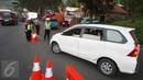 Petugas kepolisian mengatur arus lalu lintas di Simpang Nagreg, Jawa Barat, Sabtu (2/7). Polisi memberlakukan sistem rekayasa lalu lintas untuk menghindari kemacetan yang menuju ke Garut dan Tasik. (Liputan6.com/Immanuel Antonius)