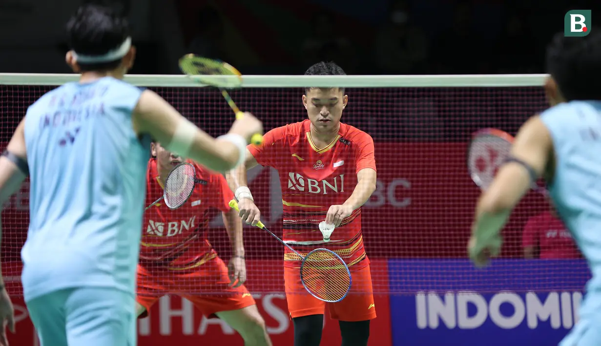 Pemain ganda putra Indonesia, Leo Rolly Carnando yang berpasangan dengan Daniel Marthin bersiap melakukan serve saat menghadapi sesama pasangan Indonesia, Fajar Alfian/Muhammad Rian Ardianto pada laga semifinal Daihatsu Indonesia Masters 2024 di di Istora Senayan, Jakarta, Sabtu (27/1/2024). Leo/Daniel menang rubber game dengan skor 19-21, 21-14 dan 21-17. (Bola.com/Pradipta Rama)