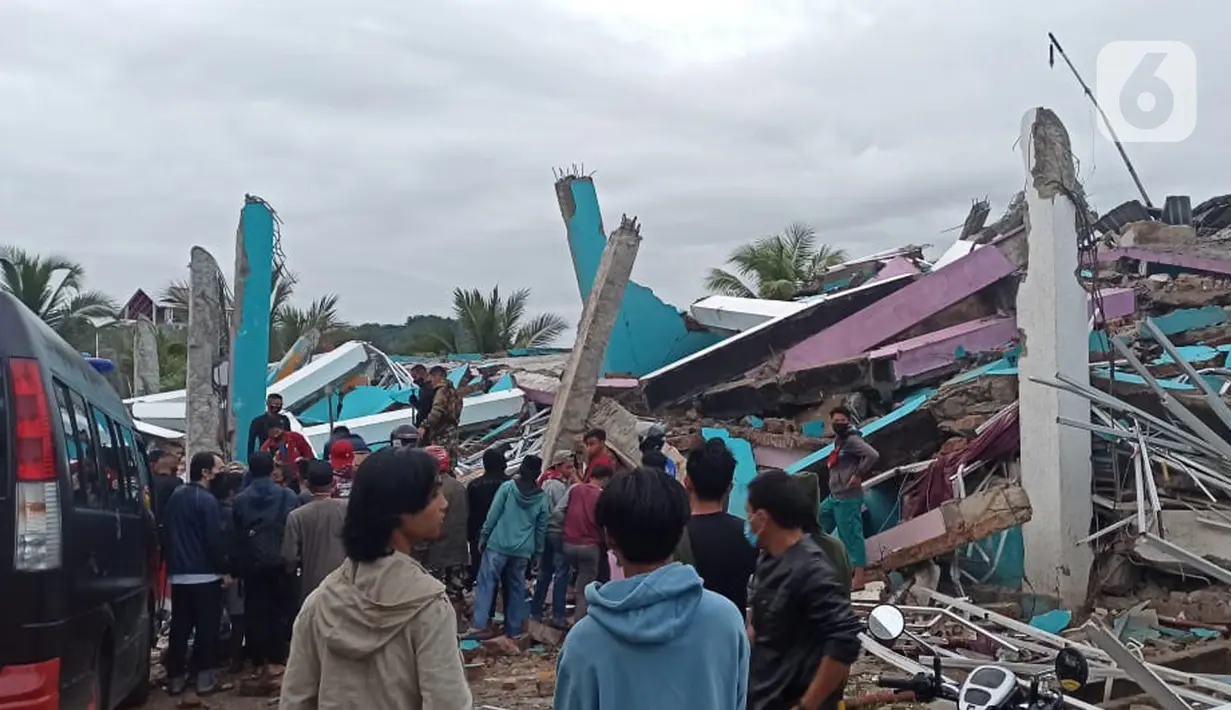 Warga berada di dekat RS Mitra Manakarra Mamuju pasca gempa bumi dengan Magnitudo 6,2 pada Jumat 15 Januari 2021. Gempa terjadi pukul 2.30 Wita. Kekuatannya dirasakan warga lebih besar dari gempa sebelumnya. (Liputan6.com/Abdul Rajab Umar)