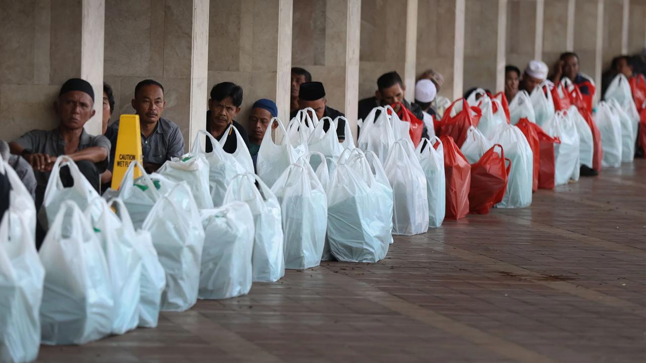 FOTO: Ribuan Jemaah Berbuka Puasa di Masjid Istiqlal pada Hari Pertama Ramadan