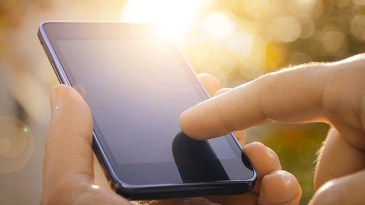 Memakai perangkat mobile di bawah sinar matahari bisa memicu kanker
