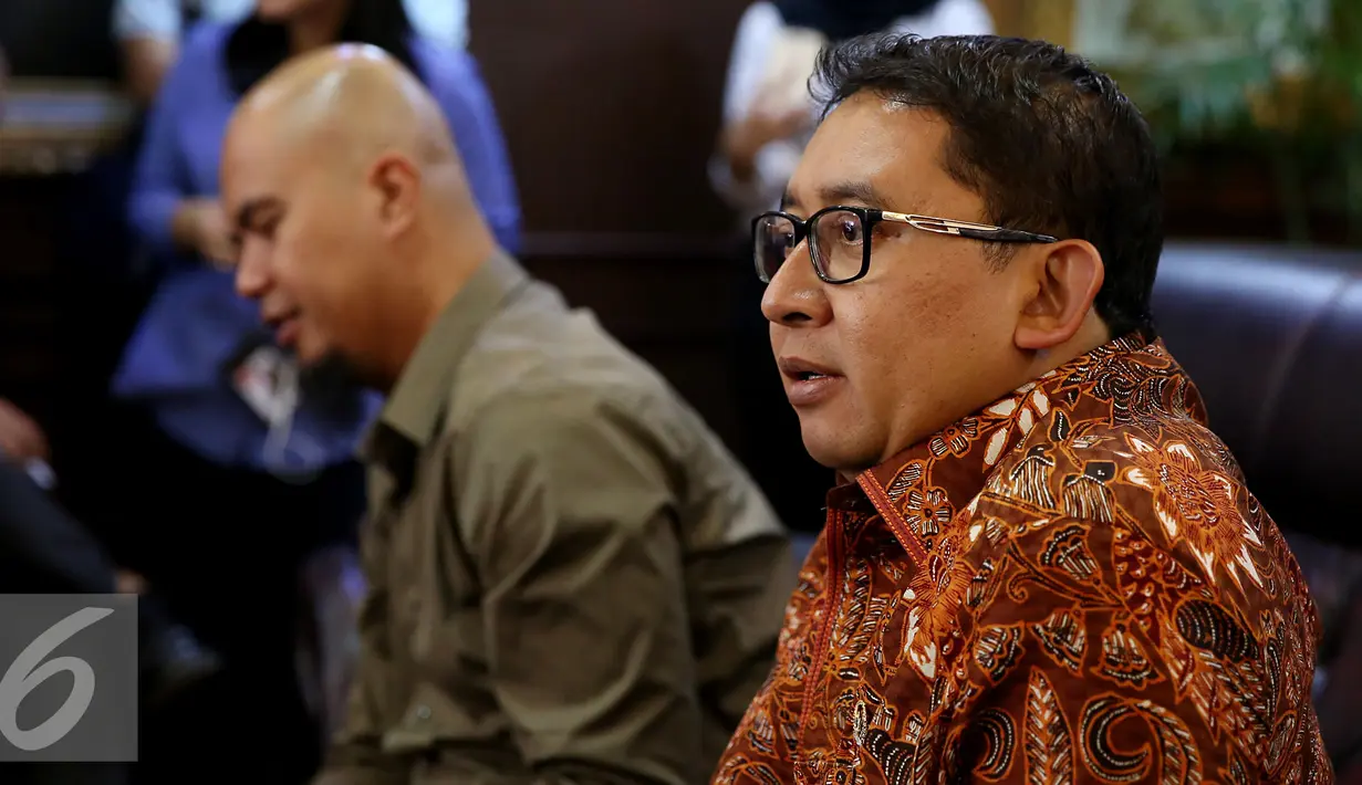 Wakil ketua DPR Fadli Zon saat memberikan keterangan kepada awak media setelah melakukan pertemuan dengan Ahamd Dhani di Gedung Nusantara III DPR, Kompleks Parlemen, Senayan, Jakarta, Senin (28/11). (Liputan6.com/Johan Tallo)