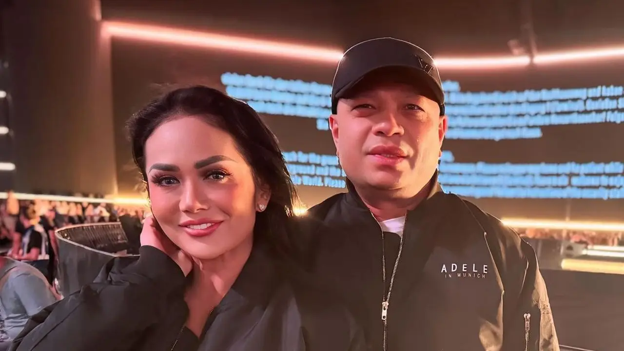 OOTD Smart Casual Krisdayanti Nonton Konser Adele di Jerman, Tampil Awet Muda dengan Tas Mahal