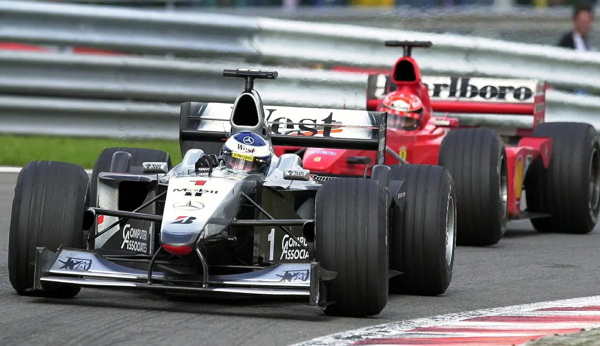 Michael Schumacher membuat kontroversi dengan melakukan blok kepada Hakkinen pada GP Belgia tahun 2000. Walapun mobil Hakkinen hanya mengalami kerusakan kecil dan dapat memenangkan lomba tersebut, tindakan ini dapat berpotensi menjadi kecelakaan fatal. (Foto: AFP/Belga/Olivier Hoslet)